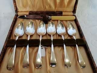 BOXED SET SILVER PLATED 6 X GRAPEFRUIT SPOONS AND BONE HANDLED GRAPEFRUIT KNIFE