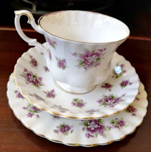 ROYAL ALBERT "SWEET VIOLETS" 6 X TRIOS **BID PER TRIO*  GOLD IN GOOD CONDITION