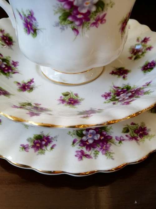ROYAL ALBERT "SWEET VIOLETS" 6 X TRIOS **BID PER TRIO*  GOLD IN GOOD CONDITION