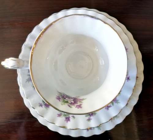 ROYAL ALBERT "SWEET VIOLETS" 6 X TRIOS **BID PER TRIO*  GOLD IN GOOD CONDITION