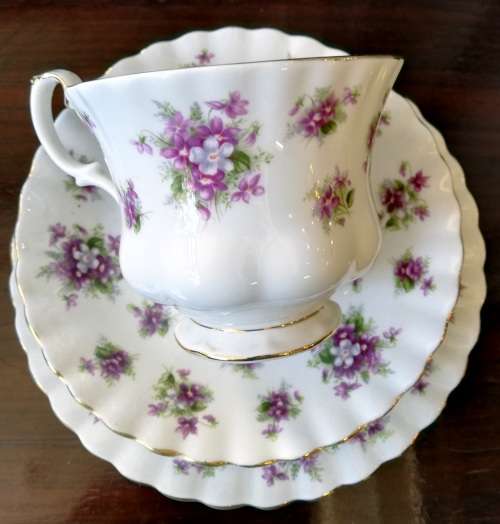 ROYAL ALBERT "SWEET VIOLETS" 6 X TRIOS **BID PER TRIO*  GOLD IN GOOD CONDITION