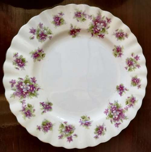 ROYAL ALBERT "SWEET VIOLETS" 6 X TRIOS **BID PER TRIO*  GOLD IN GOOD CONDITION