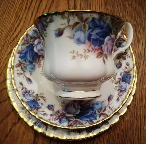 ROYAL ALBERT BONE CHINA ENGLAND **MOONLIGHT ROSE** TRIO **SMALL CHIP** SEE PHOTO