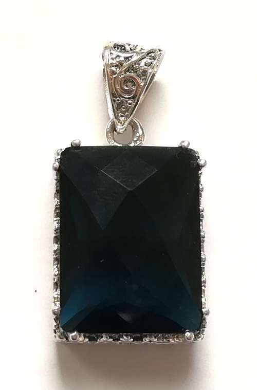 STERLING SILVER AND GLASS PENDANT 20 X 25MM 13.2 GRAMS