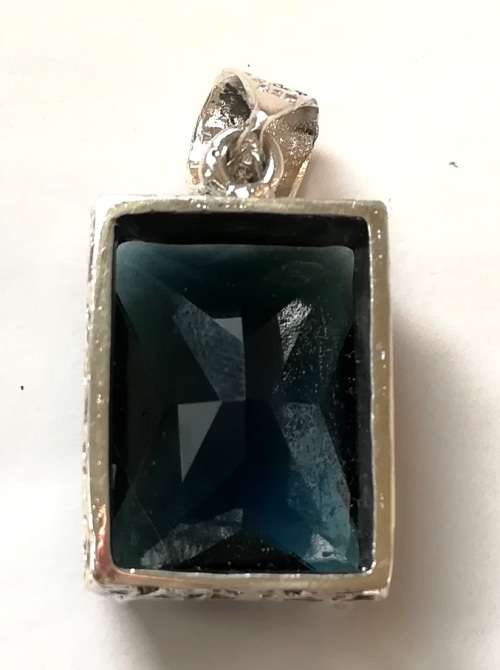 STERLING SILVER AND GLASS PENDANT 20 X 25MM 13.2 GRAMS