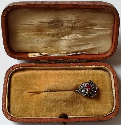 18CT GOLD RUBY + SAPPHIRE + DIAMONDS PIN - SHIELD 11 X 12MM 2 GRAMS MIGHT BE BARCELONA FOOTBALL CLUB