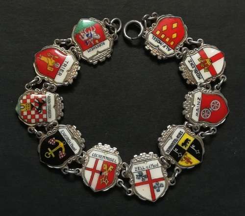 STERLING SILVER AND ENAMEL BRACELET WITH CRESTS OF 10 GERMAN CITIES 19.5 GRAMS 220MM