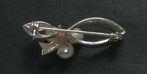 STERLING SILVER + PEARL BROOCH 10 X 35MM