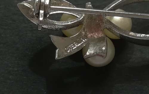 STERLING SILVER + PEARL BROOCH 10 X 35MM
