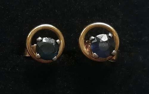 9CT GOLD AND SAPPHIRE STUD EARINGS 6MM ACROSS  1.28 GRAMS