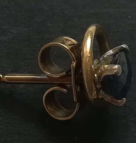 9CT GOLD AND SAPPHIRE STUD EARINGS 6MM ACROSS  1.28 GRAMS