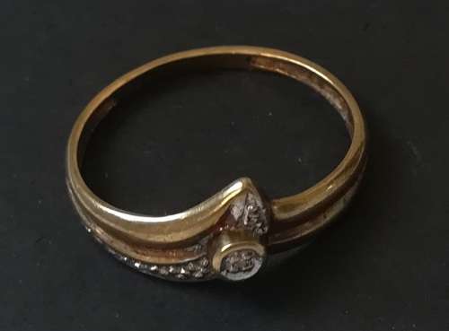 9CT GOLD WITH SINGLE DIAMOND CHIP RING  SIZE O1/2  TOTAL WEIGHT  1.47 GRAMS