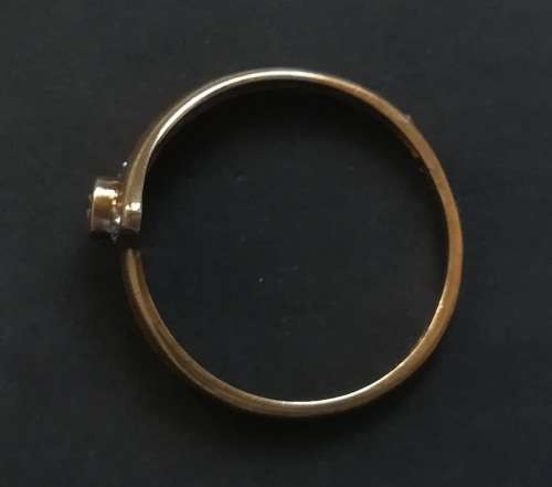 9CT GOLD WITH SINGLE DIAMOND CHIP RING  SIZE O1/2  TOTAL WEIGHT  1.47 GRAMS