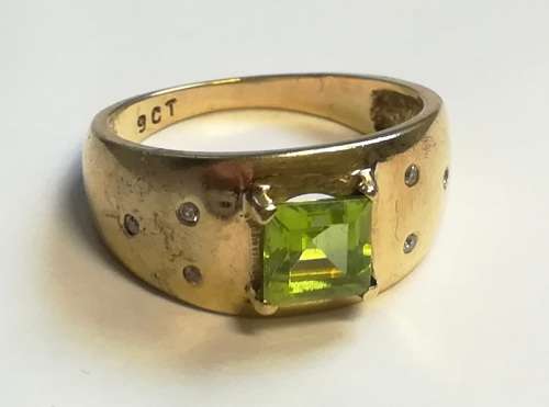 9CT GOLD RING WITH SQUARE PERIDOT AND DIAMOND SHIPS SIZE O1/2  TOTAL WEIGHT  5.1GRAMS