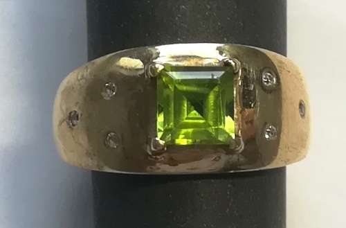 9CT GOLD RING WITH SQUARE PERIDOT AND DIAMOND SHIPS SIZE O1/2  TOTAL WEIGHT  5.1GRAMS