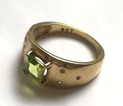 9CT GOLD RING WITH SQUARE PERIDOT AND DIAMOND SHIPS SIZE O1/2  TOTAL WEIGHT  5.1GRAMS