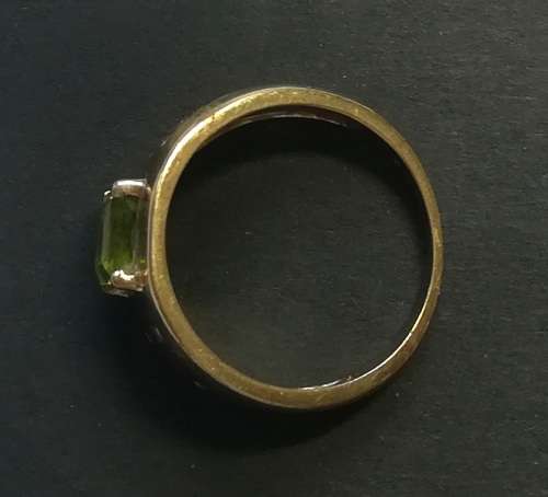 9CT GOLD RING WITH SQUARE PERIDOT AND DIAMOND SHIPS SIZE O1/2  TOTAL WEIGHT  5.1GRAMS