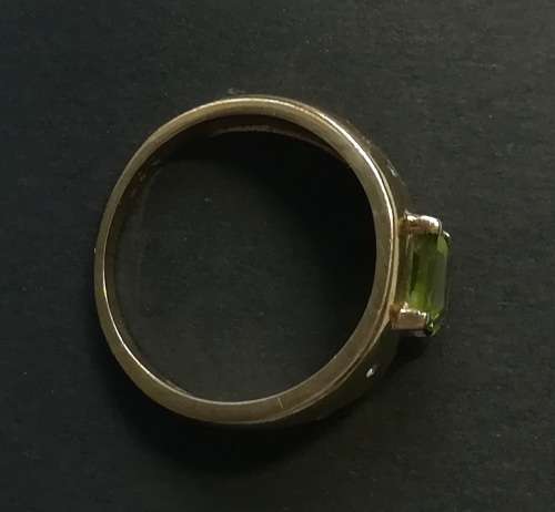 9CT GOLD RING WITH SQUARE PERIDOT AND DIAMOND SHIPS SIZE O1/2  TOTAL WEIGHT  5.1GRAMS