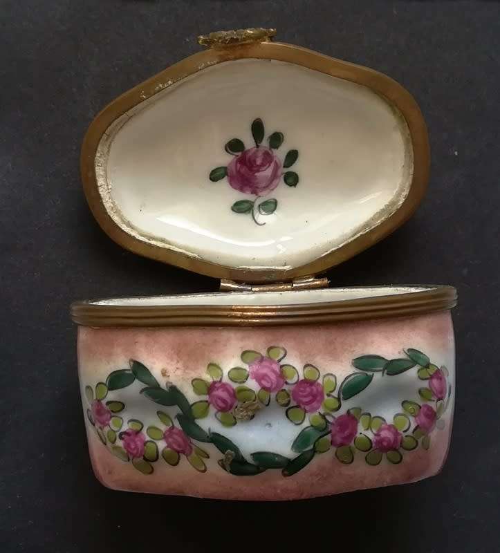 CAPIDIMONTE ITALY HANDPAINTED PILLBOX 60X45X35MM