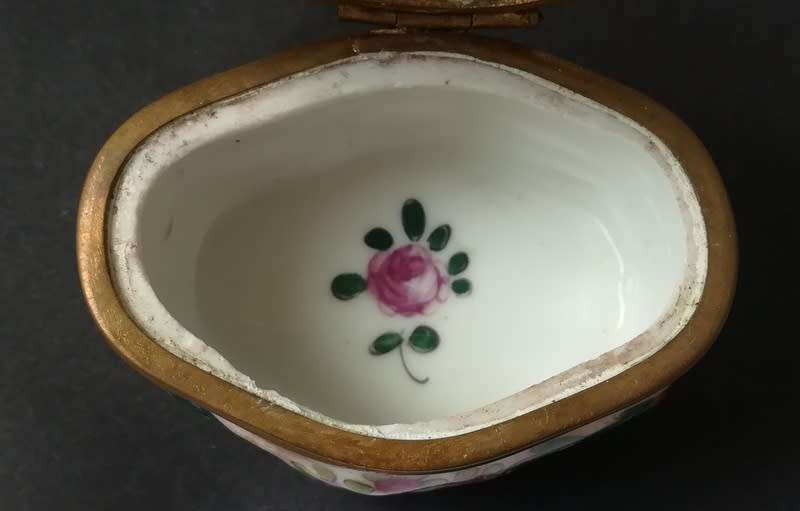 CAPIDIMONTE ITALY HANDPAINTED PILLBOX 60X45X35MM