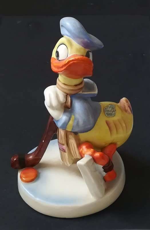 GOEBEL DISNEY SERIES DONALD DUCK *HOCKEY* DIS123 *SMALL NIK TO RIM* 110X70MM