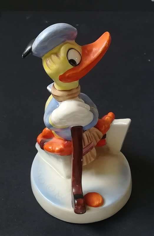 GOEBEL DISNEY SERIES DONALD DUCK *HOCKEY* DIS123 *SMALL NIK TO RIM* 110X70MM