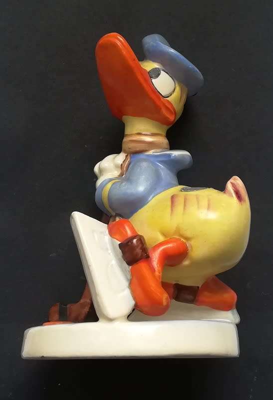 GOEBEL DISNEY SERIES DONALD DUCK *HOCKEY* DIS123 *SMALL NIK TO RIM* 110X70MM