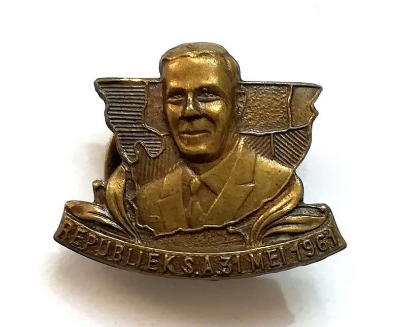 H F VERWOERD REPUBLIC 31 MEI 1961 BUTTON/BADGE