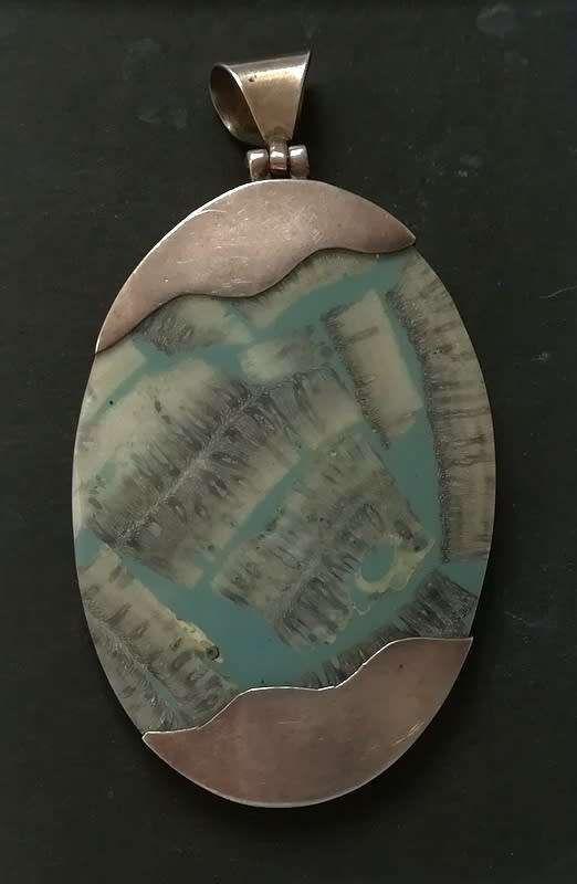 STERLING SILVER AND SHELL PENDANT 40X70MM