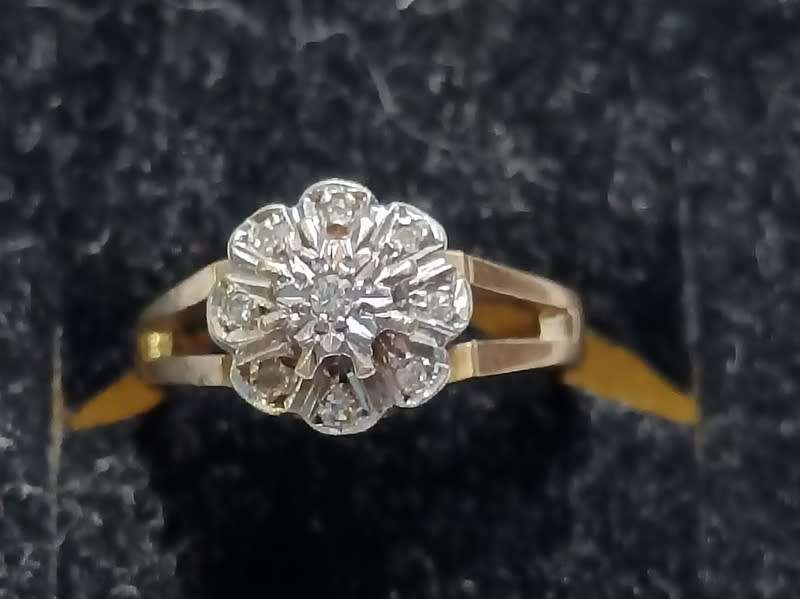 9CT GOLD AND DIAMOND CHIPS RING SIZE G TOP 9MM 2.6 GRAMS