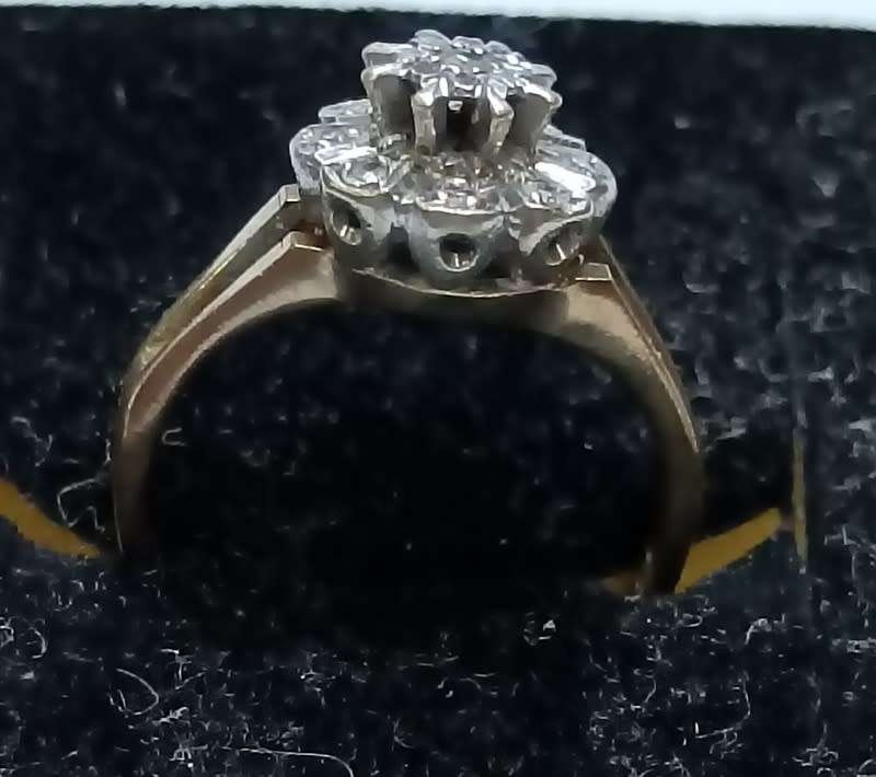 9CT GOLD AND DIAMOND CHIPS RING SIZE G TOP 9MM 2.6 GRAMS