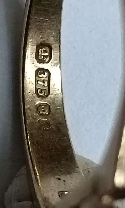 9CT GOLD AND DIAMOND CHIPS RING SIZE G TOP 9MM 2.6 GRAMS