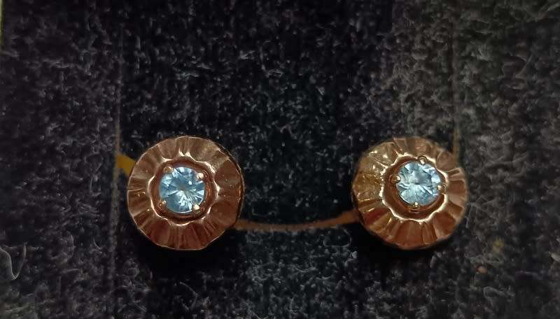 9CT GOLD AND AQUAMARINE STUD EARRINGS 1.4 GRAMS TOP 6MM (MARKED UNDER BUTTERFLY)