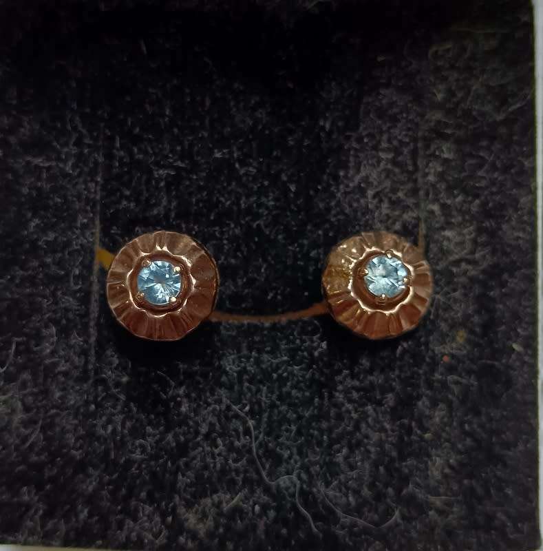 9CT GOLD AND AQUAMARINE STUD EARRINGS 1.4 GRAMS TOP 6MM (MARKED UNDER BUTTERFLY)