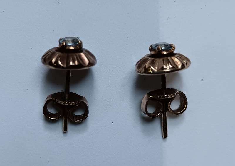 9CT GOLD AND AQUAMARINE STUD EARRINGS 1.4 GRAMS TOP 6MM (MARKED UNDER BUTTERFLY)
