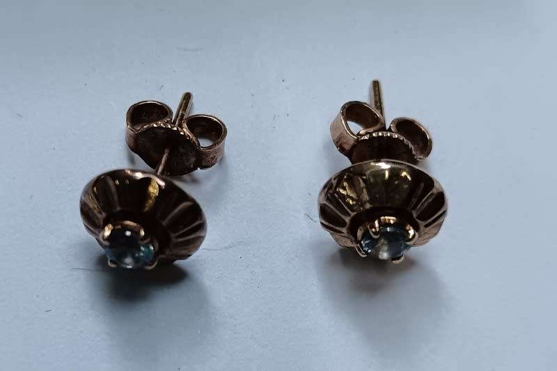 9CT GOLD AND AQUAMARINE STUD EARRINGS 1.4 GRAMS TOP 6MM (MARKED UNDER BUTTERFLY)
