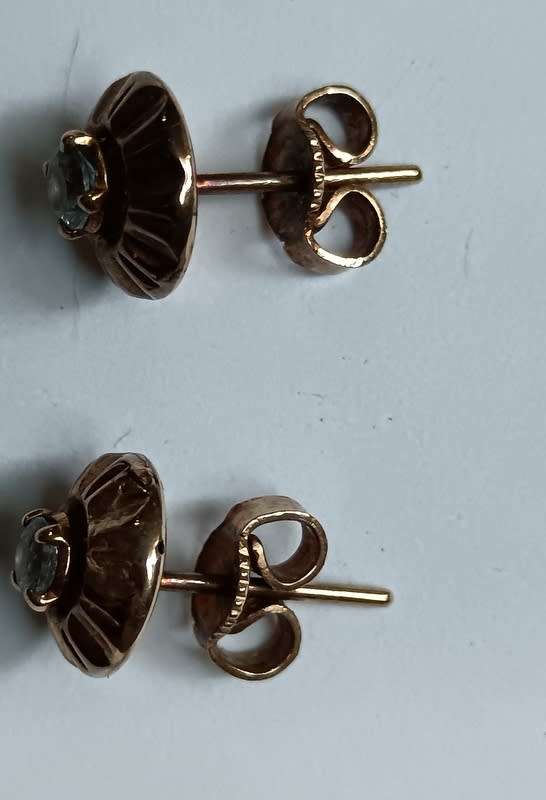 9CT GOLD AND AQUAMARINE STUD EARRINGS 1.4 GRAMS TOP 6MM (MARKED UNDER BUTTERFLY)