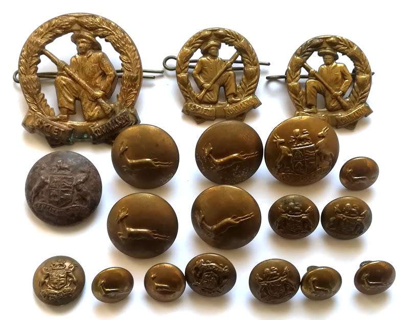 SADF MIXED LOT BADGES AND BUTTONS (19 ITEMS)