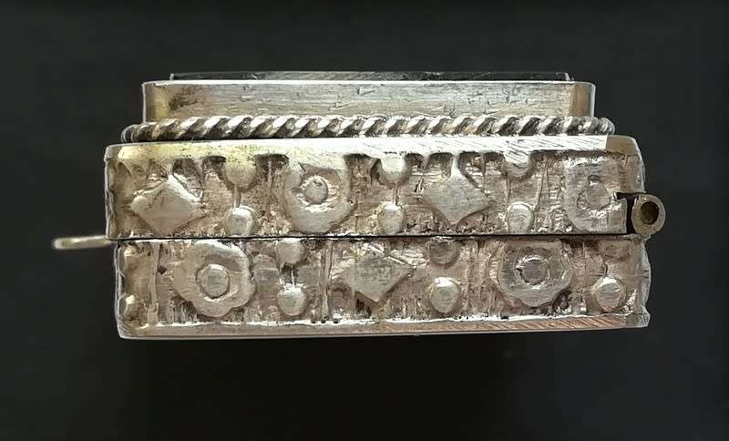 EGYPTIAN SILVER AND MOTHER OF PEARL - PILL BOX 35.8GRAMS 14X28X40MM