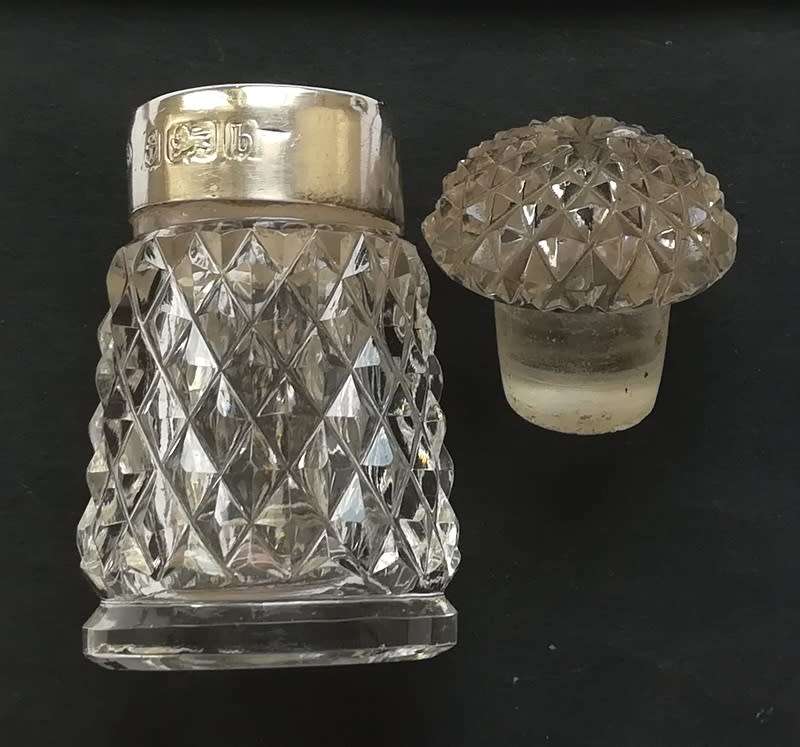 STERLING SILVER AND CRYSTAL BIRMINGHAM 1901 PERFUME BOTTLE WALKER AND HALL 25X45MM