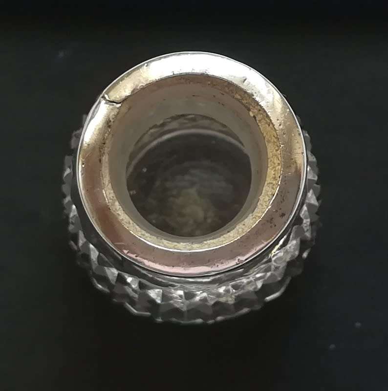 STERLING SILVER AND CRYSTAL BIRMINGHAM 1901 PERFUME BOTTLE WALKER AND HALL 25X45MM