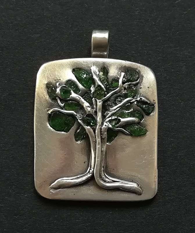 STERLING SILVER + GREEN STONE PENDANT 20X25MM
