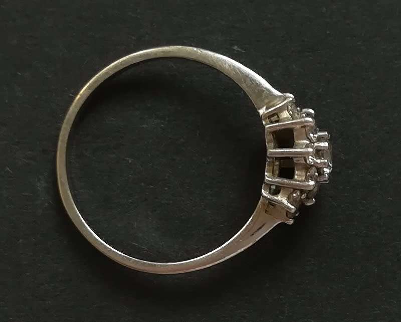 9KWHITE GOLD RING WITH CLeAR STONES SIZE N 1.8G 7 X 12MM