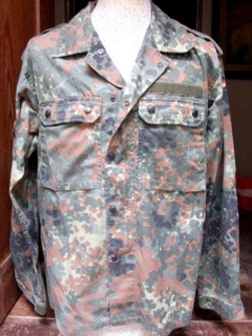LONGSLEEVE GERMAN CAMOUFLAGE SHIRT 1982 MEDIUM ZIPPER AND POPPER FRONT .  BADGES ON BOTH SLEEVES