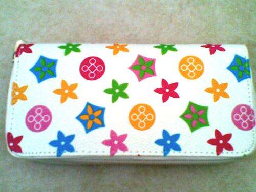***CRAZY WED. R1.00 AUCTIONS** LADIES PURSE/ WALLET-WHITE