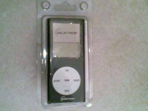 "I POD STYLE" MINI FM RADIO & CLOCK-BATTERY + EARPHONES INCLUDE