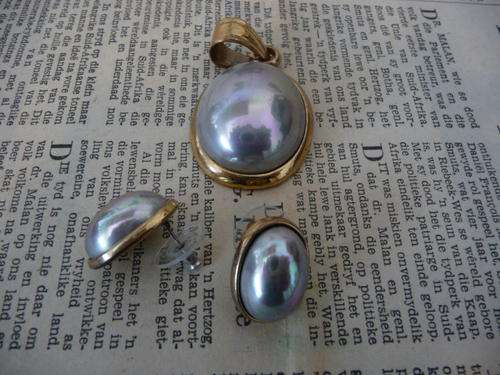 Gold Coloured Pendant & Earring