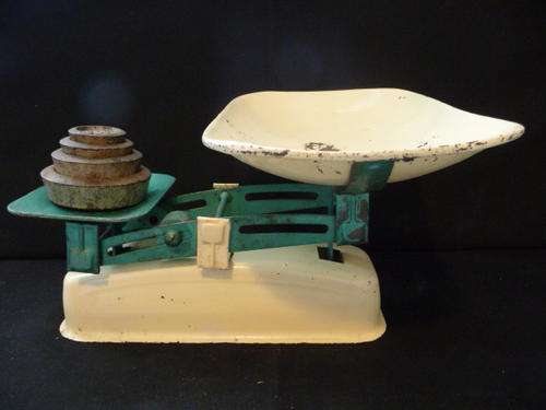 Vintage Scale with bowl and weights. 1Lb, 80z, 4oz & 2oz.