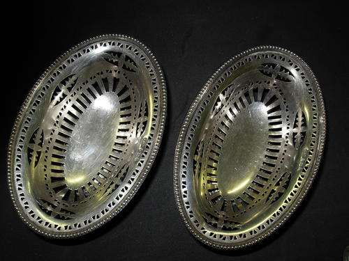 TOP ITEM Pair of silver trinket bowls - collective weight of 148.7 grams @@@ Crazy R1 Start