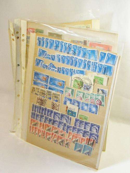 Collection of more than 100 stamps - as per photo